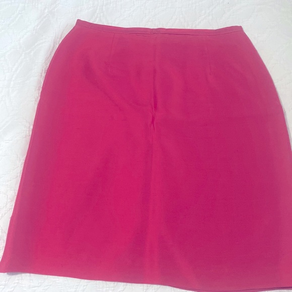 Need to brighten up a white blouse ? Try this fuchsia silk skirt. - Picture 1 of 3